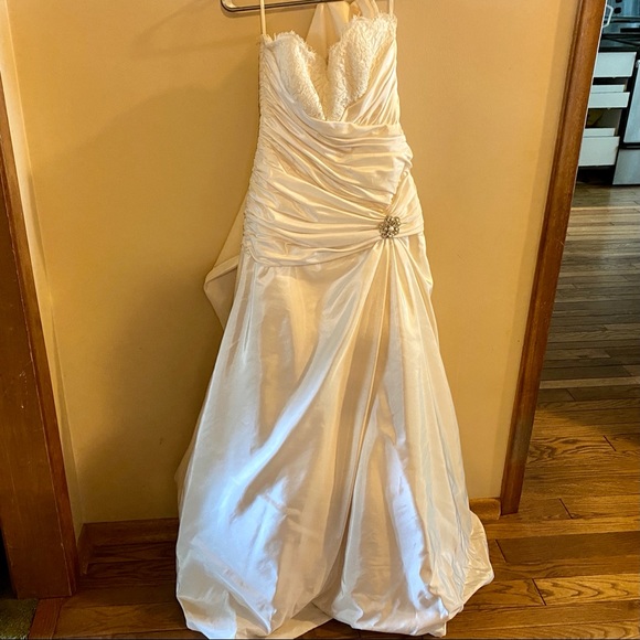 Gorgeous Mikaella Wedding Dress - Picture 1 of 13